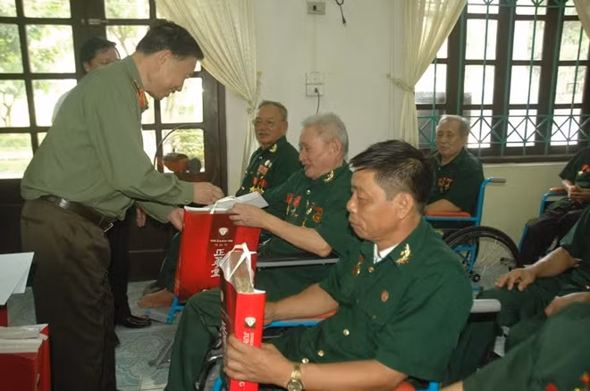 Bộ trưởng Tô Lâm tặng quà các thương binh tại Trung tâm điều dưỡng thương binh Duy Tiên .