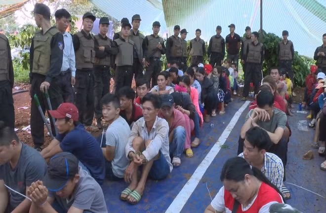 Hàng trăm con bạc bị bắt giữ tại hiện trường.