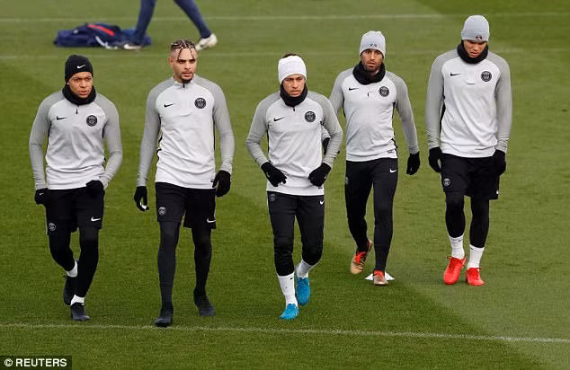 Neymar (giữa) sẽ hưởng mức lương 600.000 bảng nếu về Real. Ảnh: Reuters.