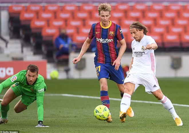 Nhận bàn thua, Barca càng đẩy cao đội hình tấn công và đây cũng là lúc họ nhận đòn chí mạng từ đối thủ. Liên tiếp các pha phản công của Real được tung ra về phía khung thành Neto.