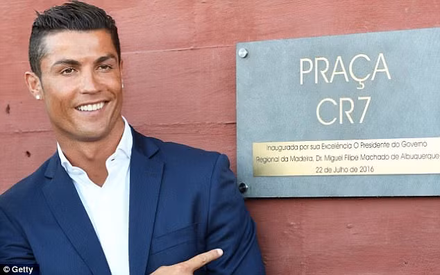 Tuy nhiên trong lĩnh vực này M10 vẫn chậm chân và chưa chịu chi bằng CR7. Ảnh: Getty Image.