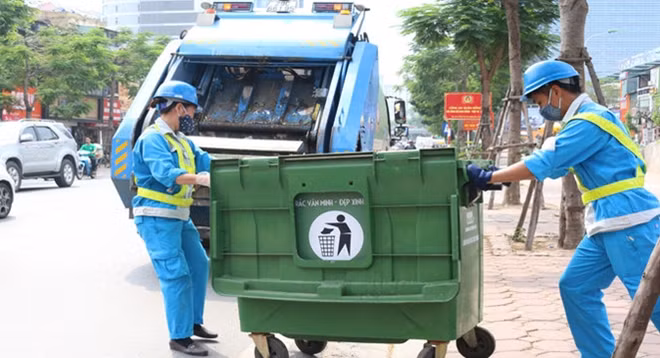 Công nhân Công ty TNHH MTV Môi trường đô thị Hà Nội thu gom rác.