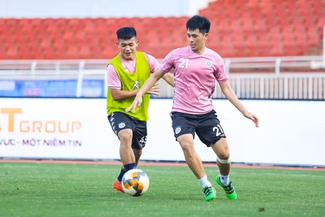 Đình Trọng (phải) sẽ nghỉ thi đấu thêm 3 tháng nữa mới có thể hồi phục hoàn toàn. Ảnh: Hanoi FC.