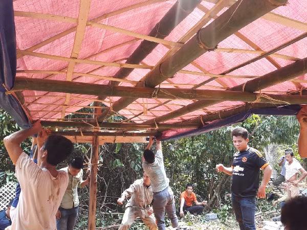 Những người xây nhà cho người chết được gọi là dịch phu.