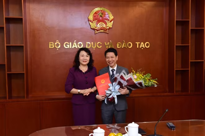 Thứ trưởng Nguyễn Thị Nghĩa trao quyết định và tặng hoa chúc mừng ông Nguyễn Xuân An Việt.