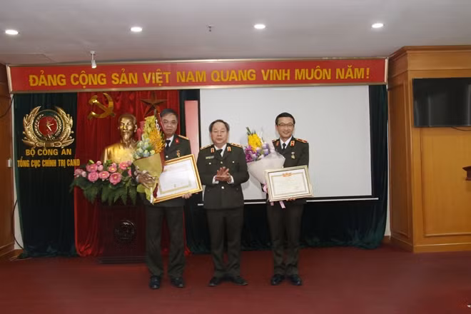 Trung tướng Nguyễn Thanh Nam trao Danh hiệu Chiến sĩ thi đua toàn lực lượng cho Thiếu tướng Nguyễn Ngọc Toàn, Cục trưởng Cục Tham mưu.