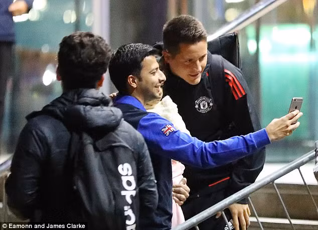 Ander Herrera tranh thủ chụp ảnh "tự sướng" cùng đồng đội.