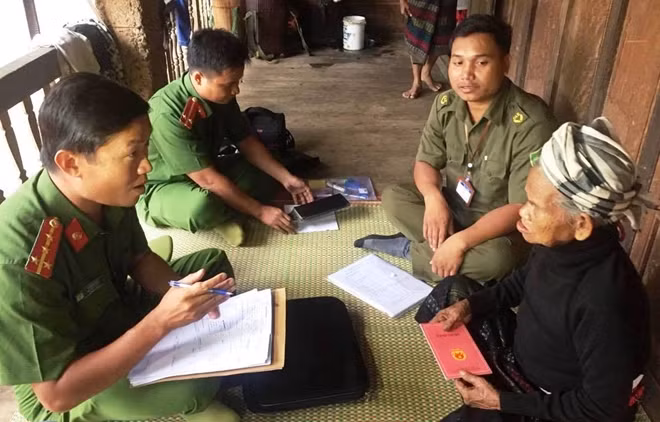 Công an huyện Hướng Hóa thăm hỏi, giúp đỡ mẹ Pỉ Thoong.
