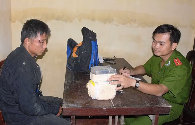 Cán bộ điều tra hỏi cung đối tượng thực hiện vụ cướp tiệm vàng Kim Chung.