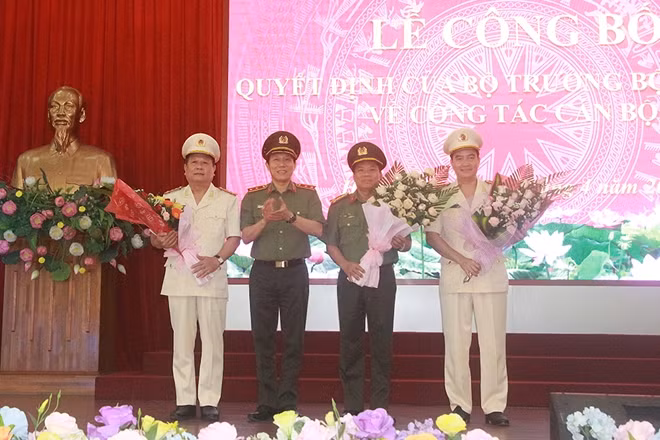 Thứ trưởng Lương Tam Quang tặng hoa chúc mừng Đại tá Phạm Đăng Khoa, Đại tá Đỗ Đình Hào và Thượng tá Nguyễn Thành Sơn (tính từ trái sang).