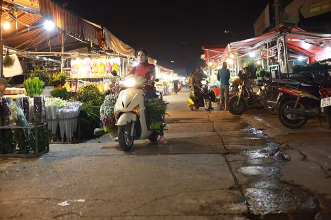 Chợ hoa đêm vốn được xem là lớn và náo nhiệt nhất Hà Nội giờ đây vắng lặng không một bóng khách.