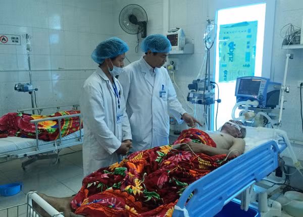 Các bác sỹ tại Bệnh viện đa khoa Lai Châu tận tình cứu chữa người bệnh.