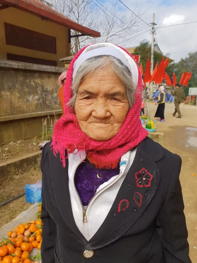 Cụ Đinh Thị Xởm, 96 tuổi, vẫn cơm nước cho con cháu.