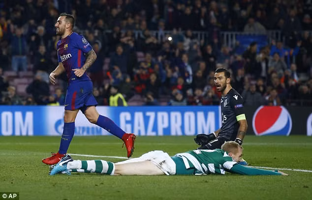 Jeremy Mathieu "nằm sân" ân hận sau pha đốt lưới nhà. Ảnh: AP.