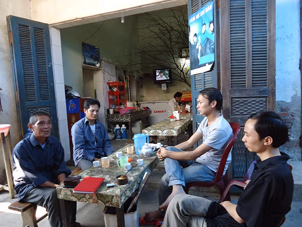 Ông Pâng tư vấn cho gia đình bệnh nhân cách điều trị bệnh.