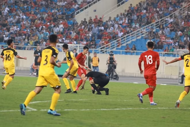 Trọng tài Adham cần tới sự trợ giúp y tế sau pha va chạm với số 14 bên phía tuyển Brunei. Ảnh: Trần Ngọc.