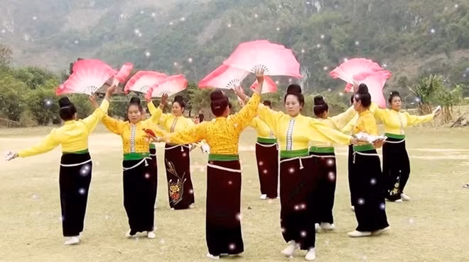 Các nghệ sĩ trình diễn nghệ thuật xòe Thái.