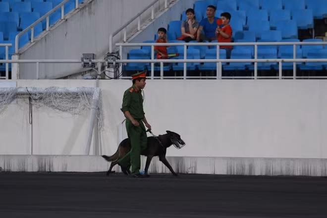 An ninh được tăng cường trên sân. Ảnh: Trần Ngọc.