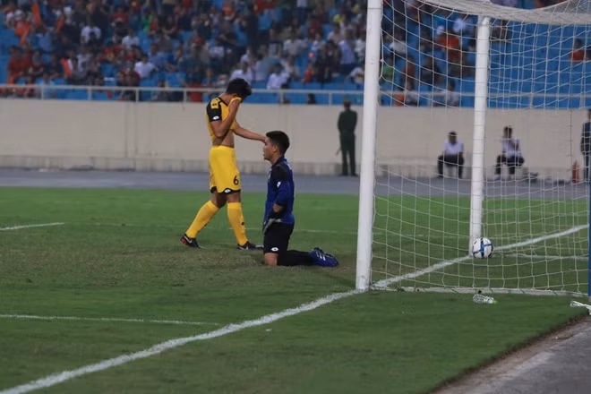 Thủ môn Brunei hoàn toàn bất lực trong bàn thua thứ 3. Ảnh: Trần Ngọc.