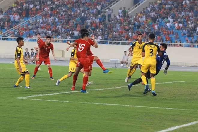 Pha ghi bàn cận thành của Thanh Trung. Ảnh: Trần Ngọc.