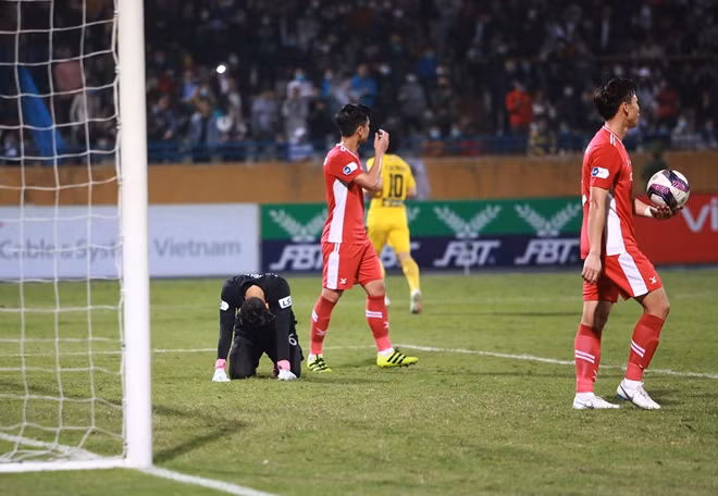 Đến phút 68, tỷ số đã là 3-0 khi cầu thủ người Thái Bình hoàn tất cú đúp của mình trong trận này. Lúc này dù là CĐV lạc quan nhất của Viettel cũng không còn hy vọng đội nhà có điểm trong trận này được nữa.