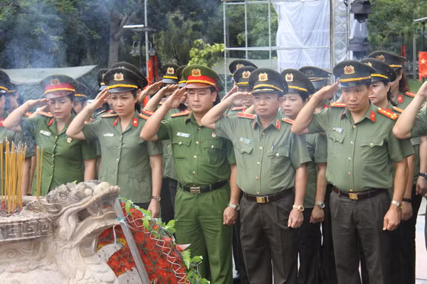 Đoàn công tác dành 1 phút mặc niệm các Anh hùng liệt sỹ tại Nghĩa trang Hàng Dương.