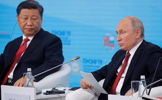 Sát cánh với Tập Cận Bình, Tổng thống Vladimir Putin đã đưa ra khá nhiều lời bình luận, chỉ trích các chính sách của Mỹ tại Diễn đàn Kinh tế quốc tế St. Petersburg.