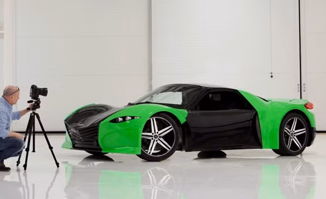 Mẫu xe concept của hãng xe Dubuc Motors Tomahawk(Mỹ). Xe sử dụng hệ thống động cơ điện 2+2 giúp nó tăng tốc từ 0 lên 100 km/h trong 3 giây, xe đi được gần 600 km sau khi sạc đầy, vận tốc tối đa là 256 km/h.