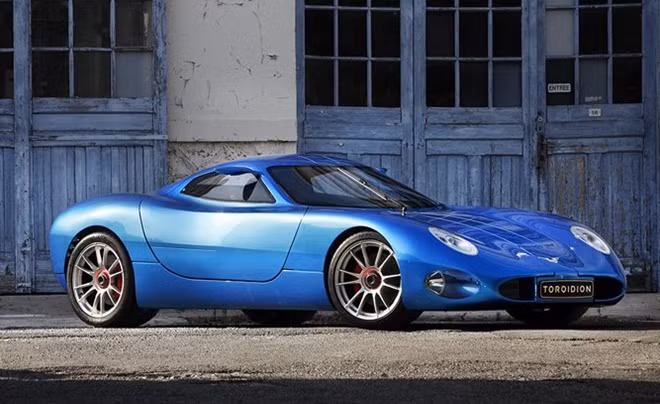 Chiếc Toroidion 1MW từ Phần Lan có công suất 1.341 mã lực. Chiếc xe đặc biệt bởi nó có khả năng thay pin như trên một chiếc điện thoại di động. Đến giờ đây vẫn là một mẫu concept, Toroidion cho biết sản phẩm của họ sẽ sẵn sàng vào năm 2018.