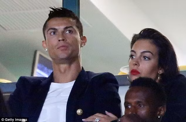 Ronaldo cùng bạn gái trên khán đài Alvalade. Ảnh: Getty