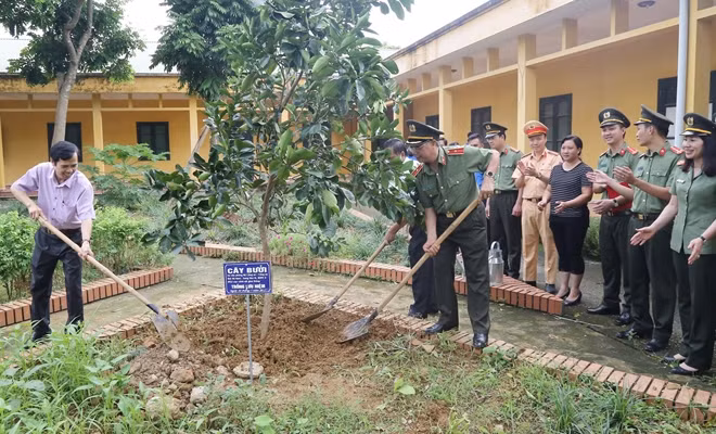 Các đại biểu đại diện 3 đơn vị tham gia trồng cây lưu niệm tại Trung tâm điều dưỡng Thương binh Kim Bảng.