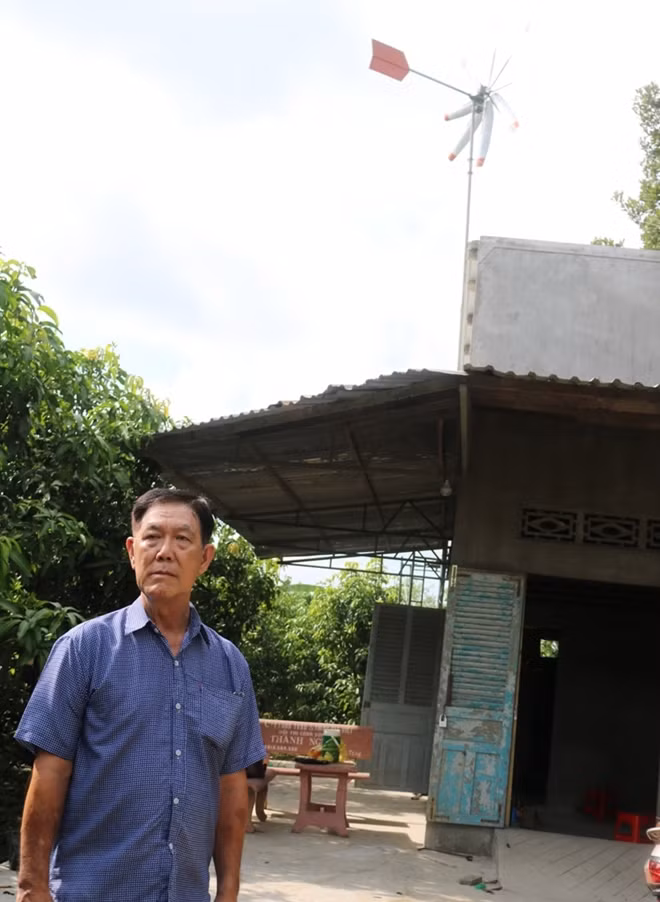 Ông Bá với hệ thống điện gió đặt tại khu vườn.