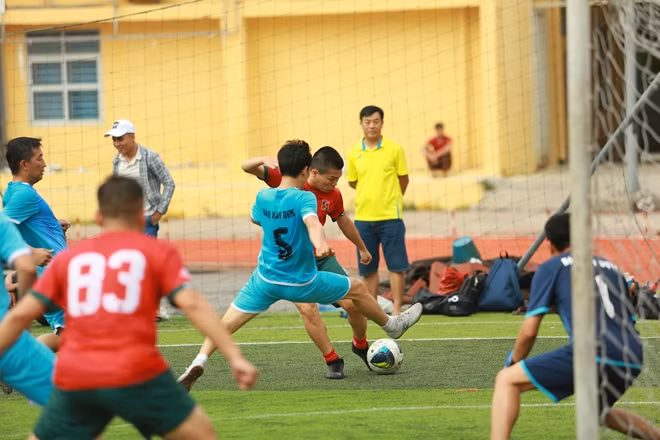 Một pha tranh chấp bóng.