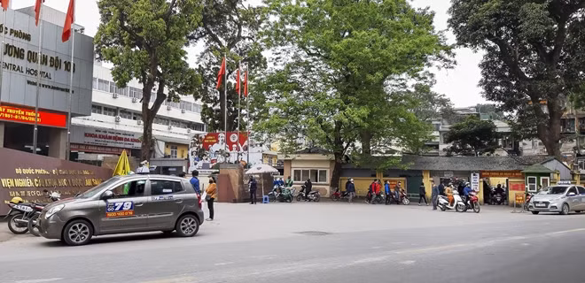 Một chiếc taxi bên ngoài bệnh viện 108 tại đường Trần Hưng Đạo.