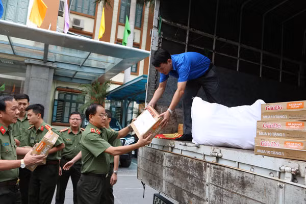 Tổng cục Hậu cần- Kỹ thuật chuyển hàng lên xe ủng hộ đồng bào miền Trung.