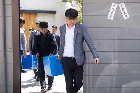 Nhân viên hải quan đột kích bất ngờ vào trụ sở Korean Air. Nhân viên hải quan đột kích bất ngờ vào trụ sở Korean Air.