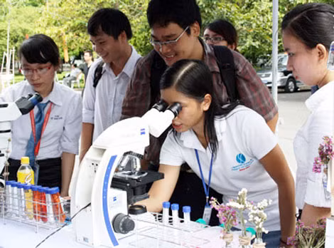 Sinh viên kỳ vọng, khi các trường đại học được “phân tầng và xếp hạng” thì sẽ được đầu tư nhiều hơn, đặc biệt trong nghiên cứu khoa học. Sinh viên kỳ vọng, khi các trường đại học được “phân tầng và xếp hạng” thì sẽ được đầu tư nhiều hơn, đặc biệt trong nghiên cứu khoa học.
