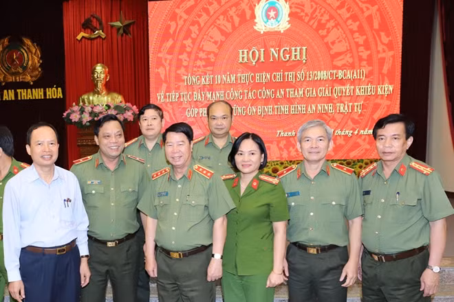 Thượng tướng Bùi Văn Nam, Ủy viên Trung ương Đảng, Thứ trưởng Bộ Công an trò chuyện với các đại biểu dự hội nghị.