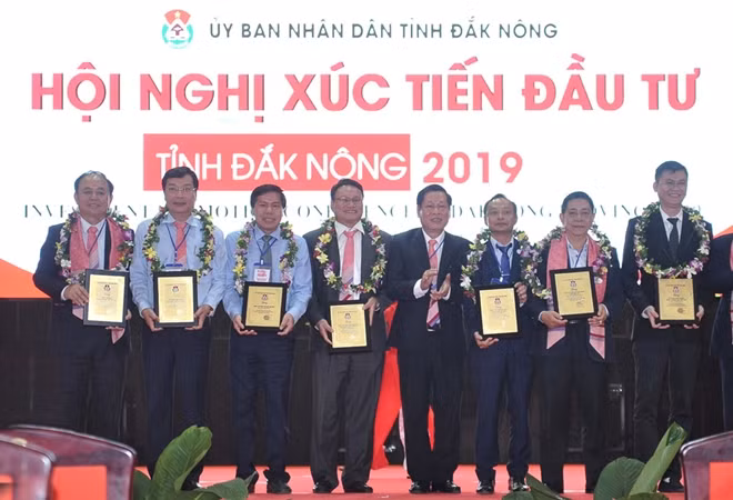 Hoạt động xúc tiến đầu tư tại các tỉnh Tây Nguyên luôn có sự tham gia tích cực, hiệu quả của VietinBank (trong ảnh là Phó Tổng Giám đốc VietinBank Nguyễn Hoàng Dũng (thứ 2 từ phải sang) nhận bảng vinh danh và hoa từ lãnh đạo UBND tỉnh Đăk Nông) Ảnh: Băng Tâm.