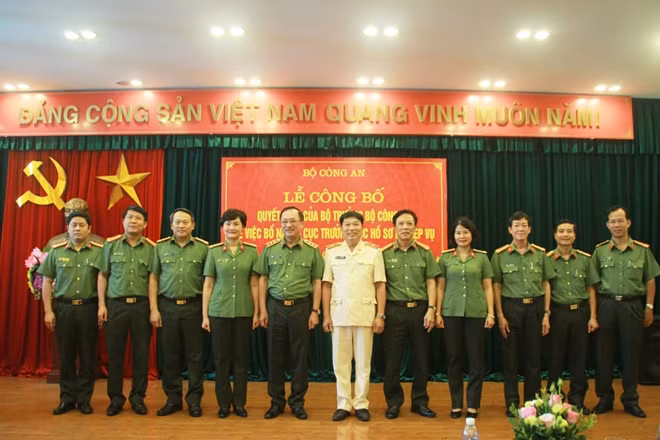 Thứ trưởng Nguyễn Văn Thành chụp ảnh với các cán bộ Cục Hồ sơ Nghiệp vụ.