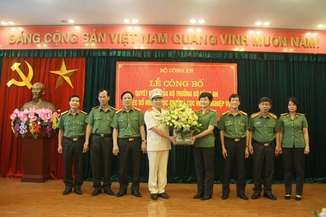 Các đồng chí trong Đảng ủy, lãnh đạo Cục Hồ sơ Nghiệp vụ chúc mừng Thiếu tướng Tô Văn Huệ .