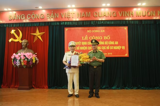 Thứ trưởng Nguyễn Văn Thành trao quyết định bổ nhiệm cho Thiếu tướng Tô Văn Huệ.