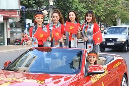 Các bóng hồng Cần Thơ truyền lửa cho thày trò HLV Park Hang-seo. Ảnh: CTV.