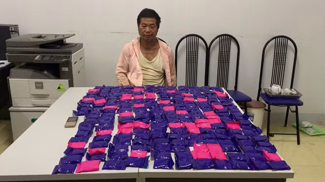 Đối tượng Giàng A Sử và tang vật.