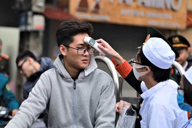 Và được đo thân nhiệt trước khi giao nhận quân.