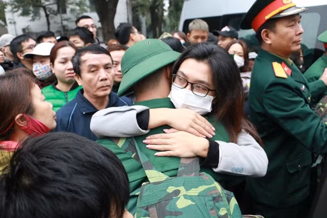 Chia tay người thân trước khi lên đường làm nghĩa vụ