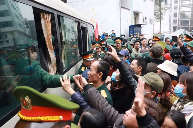 Hôm nay tại Hà Nội, rất nhiều thanh niên Thủ đô đã lên đường làm nghĩa vụ quân sự hoặc phục vụ có thời hạn trong lực lượng Công an Nhân dân.