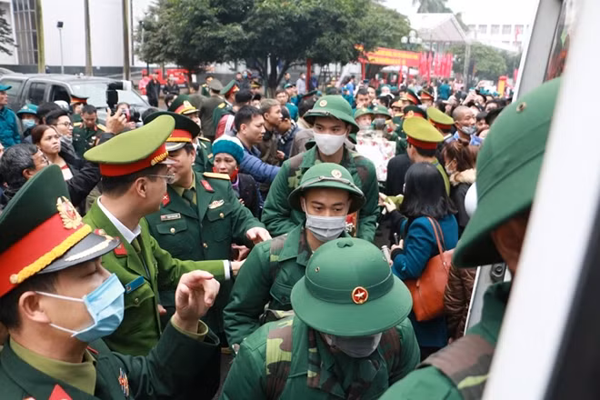 Không chỉ có Hà Nội mà trong ngày hôm nay 22 tỉnh thành phố trên cả nước đồng loạt giao quân.