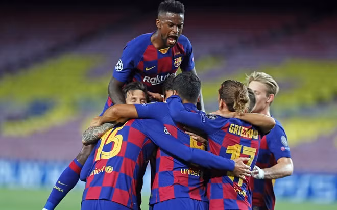 Suarez thực hiện thành công quả đá phạt đưa Barca vươn lên dẫn trước 3-0. Dù sau đó Napoli nhanh chóng có bàn rút ngắn tỷ số nhưng như thế là không đủ để xoay chuyển tình thế. Barca đã giành được quyền vào tứ kết Champions league năm nay.