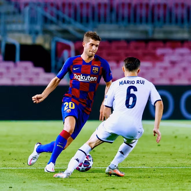 Thừa thắng xông lên, Barca tiếp tục "hành hạ" Napoli. Messi dù không thể còn bàn thắng thứ 2 nhưng anh trực tiếp mang về quả đá phạt đền sau tình huống Koulibaly đá trúng chân tiền đạo mang áo số 10 trong vòng cấm.
